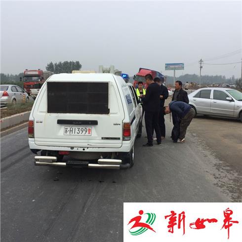 爆胎惹祸 一货车高速上侧翻-雉水网