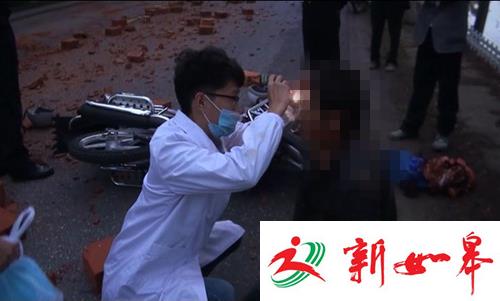盐城：避让不及  摩托车司机被货车抛出的砖块砸伤-雉水网
