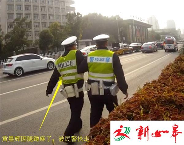 男子酒后骑车摔伤  警辅为救人蹲到腿麻-雉水网