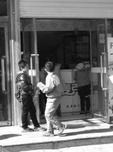 榆林公交卡可刷卡消费 小学生爆买零食急坏家长-雉水网