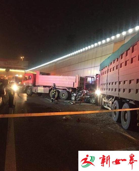 惨烈！南京一隧道内4车追尾，2辆小车被挤扁！-雉水网