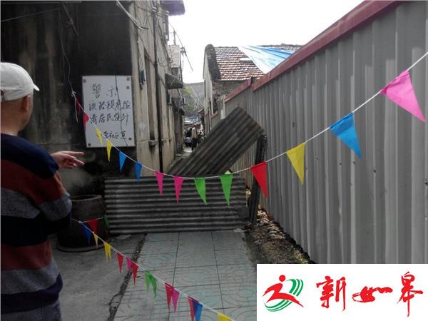 小巷路面突然塌陷 社区迅速安排维修-雉水网