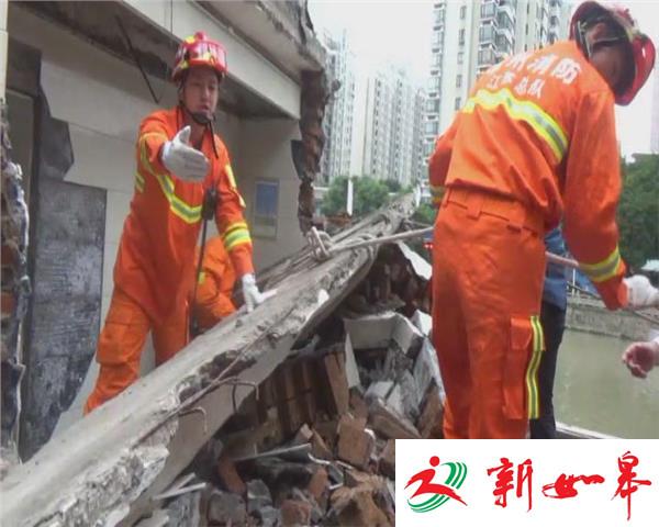 公厕局部倒塌 警民营救被埋工人-雉水网