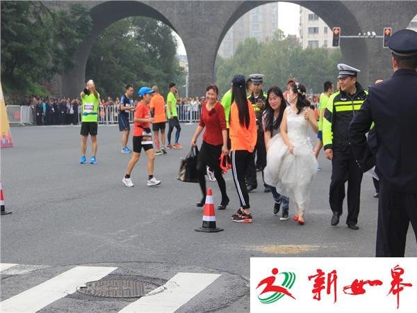 新郎接新娘南马“被困” 警方组织临时“开跑”-雉水网