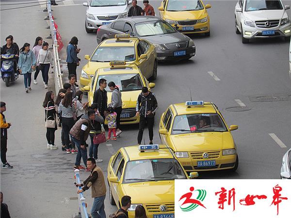 南京马群地铁站出租车乱停乱放违规带客 影响交通-雉水网