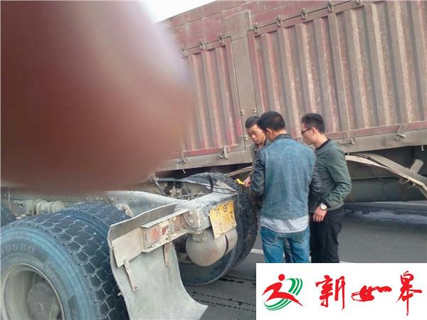 开着开着 大货车竟然开“散架”-雉水网