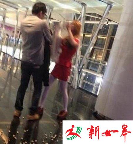 情侣地铁闹分手 女子当众脱内衣让男友戴上-雉水网