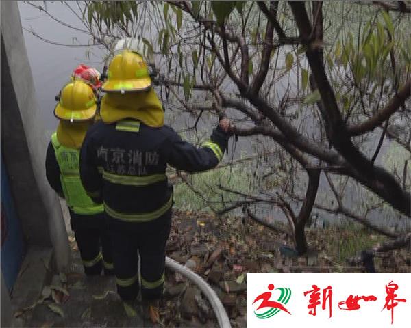 炒菜煤气泄漏起火 一女子徒手将煤气罐扔入河中-雉水网