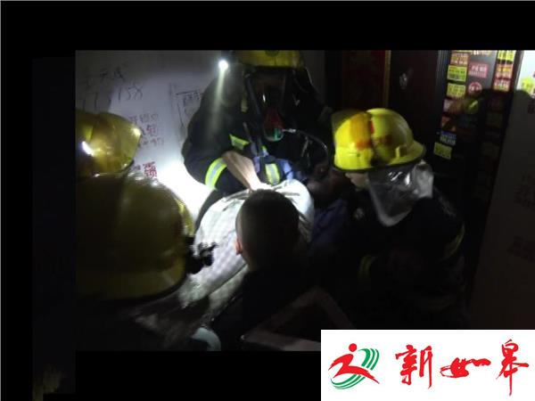 徐州一民房突然起火 八旬老人被困-雉水网