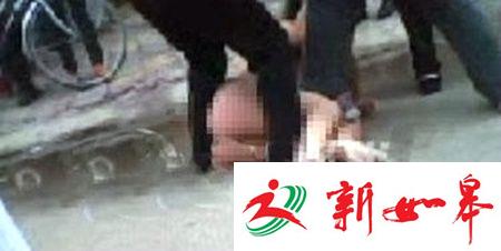 男子因怀疑妻子出轨 当女儿面扒光妻子游街-雉水网