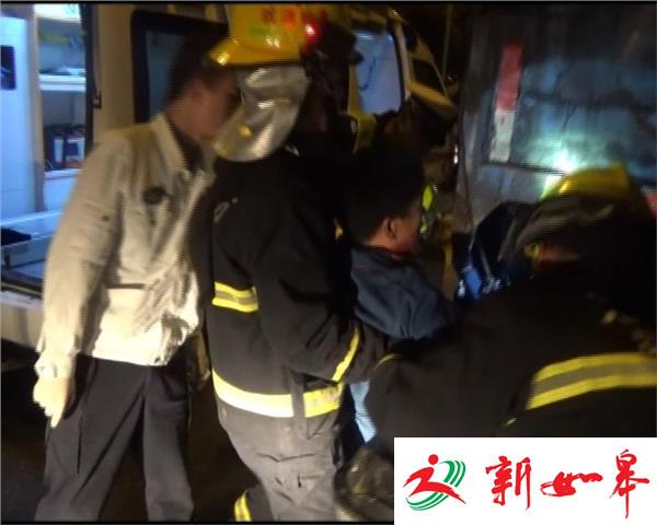 雨天骑车突感不适 电动车钻进大货车尾-雉水网