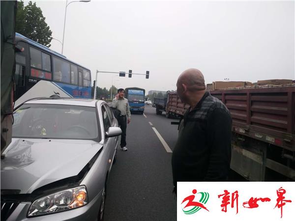 南京司机边打电话边开车 遭抢黄灯车辆撞击致四连撞-雉水网