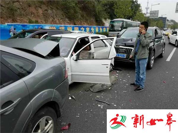 南京清凉门隧道四车追尾 走错道引起-雉水网