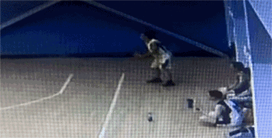 宝马车突然破墙冲进篮球馆 篮球小哥神躲避-雉水网