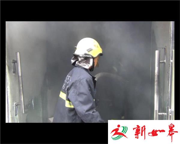 门面房凌晨大火 消防员及时排险-雉水网