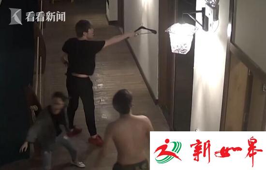 男子因亲热声太大 惨遭数十壮汉群殴-雉水网