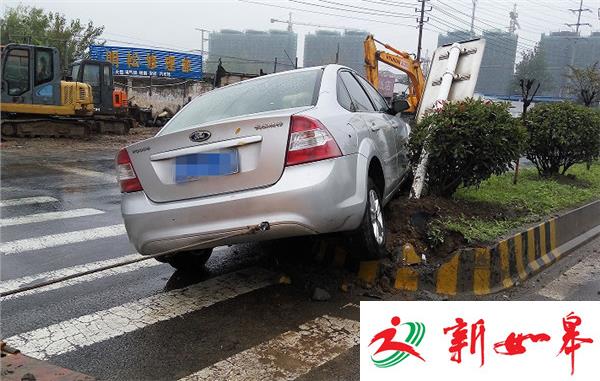 雨天路滑事故频发生 轿车失控撞绿岛（视频）-雉水网