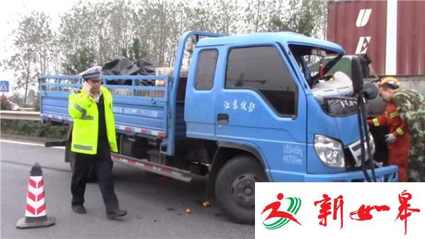 拖拉机与卡车相撞 两人被困幸获救-雉水网