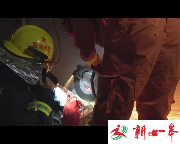 操作不慎 女子手卡和面机-雉水网