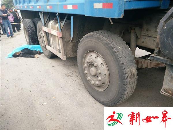 痛心！电瓶车男子被卷进车底碾压身亡-雉水网