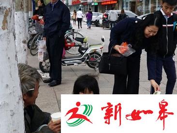 山东：小女孩随父亲街头乞讨 寒风中裹棉被写作业-雉水网
