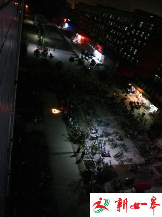 女生摆心形蜡烛表白 围观者泼了盆冷水-雉水网