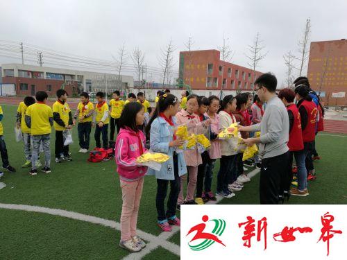 “红马甲”携手“小太阳”雨天进校园送温暖-雉水网