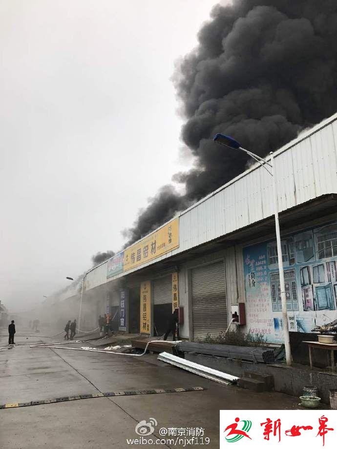 紧急！六合金盛装饰城上午失火 浓烟滚滚-雉水网