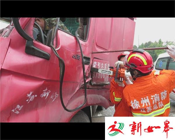 大货车撞上油罐车 险！-雉水网