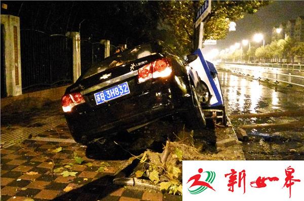 开车失控撞倒路牌景观树 肇事后逃逸 (视频)-雉水网