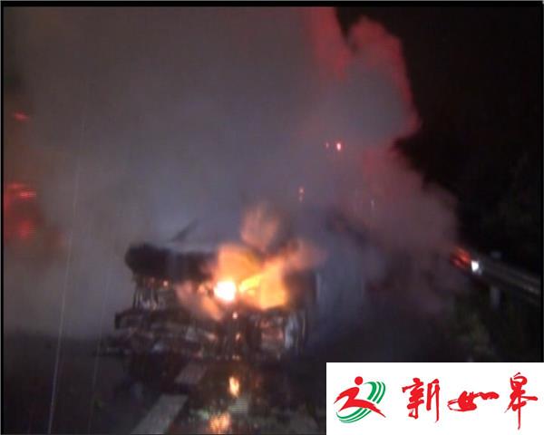 轿车失控撞护栏 自燃后烧成空壳-雉水网