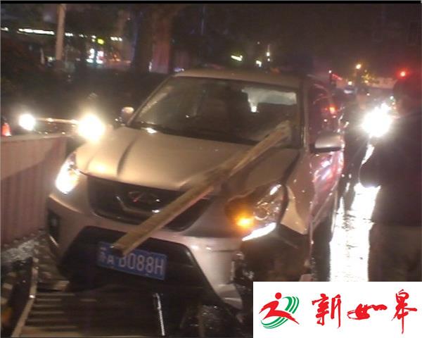 护栏插进驾驶室  司机侥幸躲一劫-雉水网