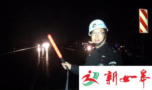 盐城连环相撞一人被困   公安消防联手救援-雉水网