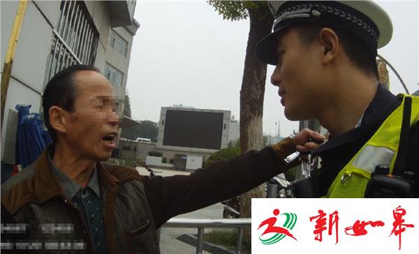 骑电动车停路中间睡着 醉酒男拒绝处罚耍酒疯-雉水网