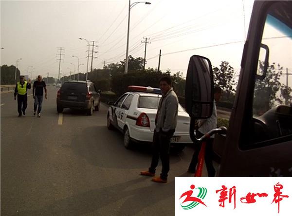 超载货车搬“救兵” 先演“假摔”又撞车-雉水网