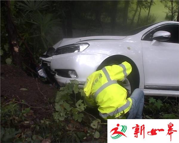 绞盘救援：拉起龙脖子路上两辆下滑的轿车-雉水网