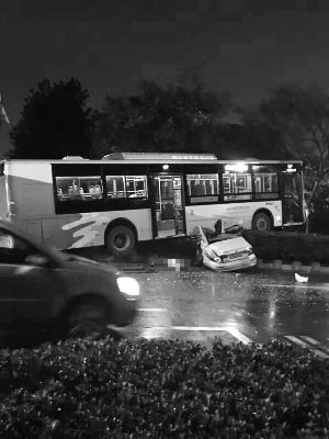 公交压扁出租车，两死一伤-雉水网
