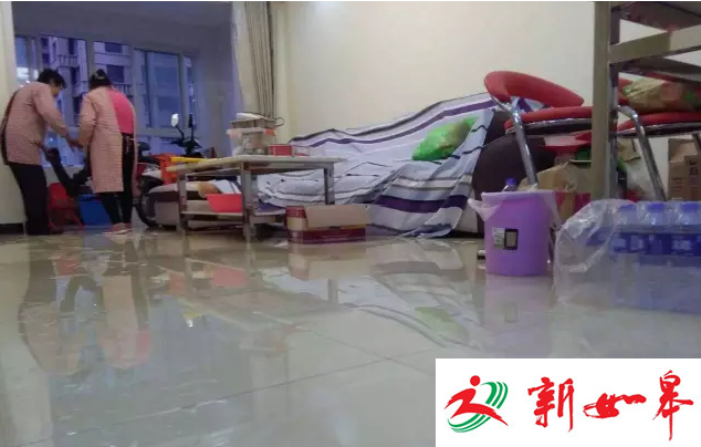 如皋江中世纪城消防栓爆炸 部分业主家中损失严重-雉水网