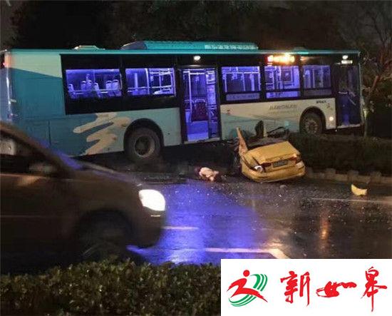 突发！南京一公交车撞上小轿车 致2死1伤-雉水网