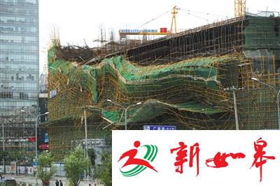 北京一工地脚手架坍塌两人受伤 负责人：刮风导致-雉水网
