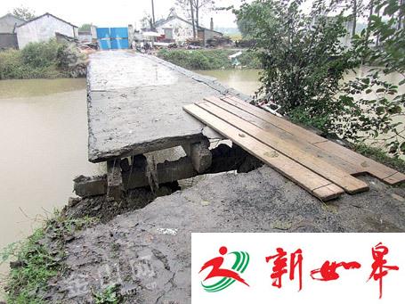 镇江简易水泥桥一侧桥墩雨中坍塌-雉水网