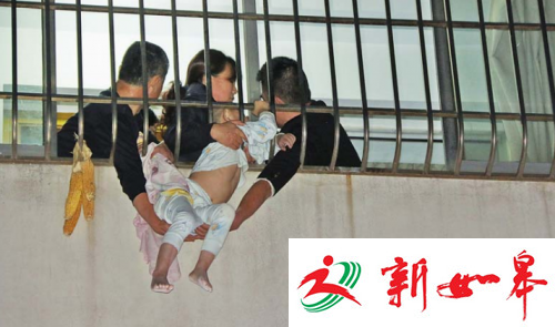 日照：父母不在家 五岁童深夜身悬防盗窗-雉水网