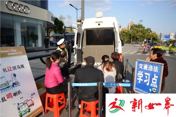 盐城在各路口设交通宣传点  违法者现场接受安全教育-雉水网