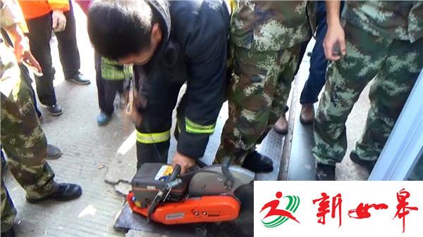 男童被困ATM机防护舱 现场紧急解救-雉水网