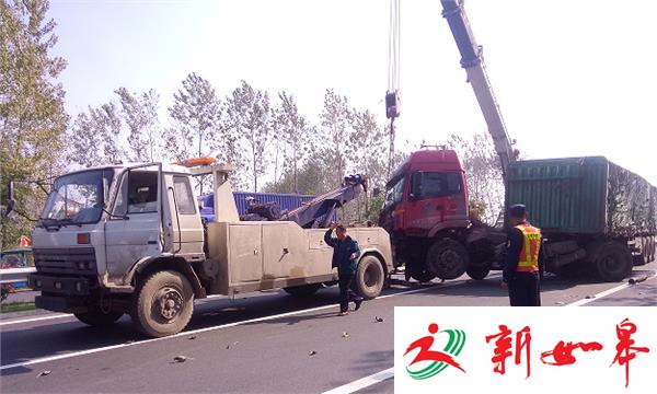 国道上一货车避让过马路老人 冲毁20米护栏（视频）-雉水网