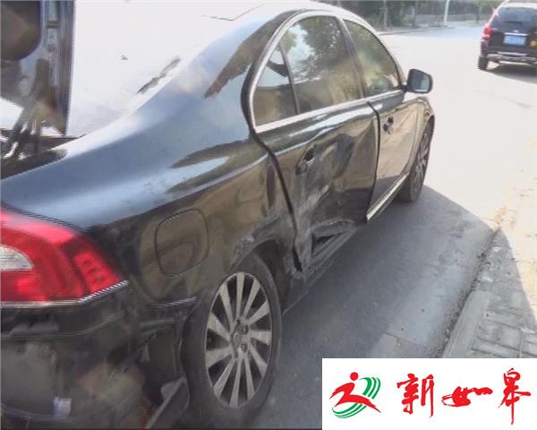 十字路口两车相撞 一车冲进水果摊-雉水网