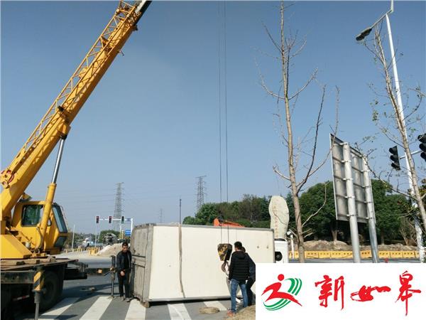 跟车太近 闯红灯酿车祸-雉水网