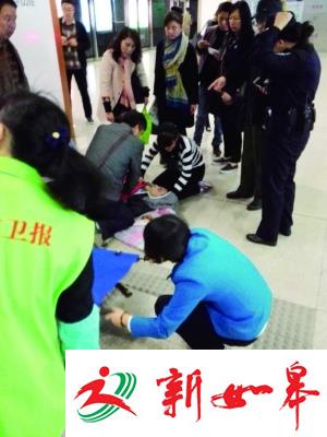 小伙晕倒在地铁站，老医生救人后没留下姓名就离开了-雉水网