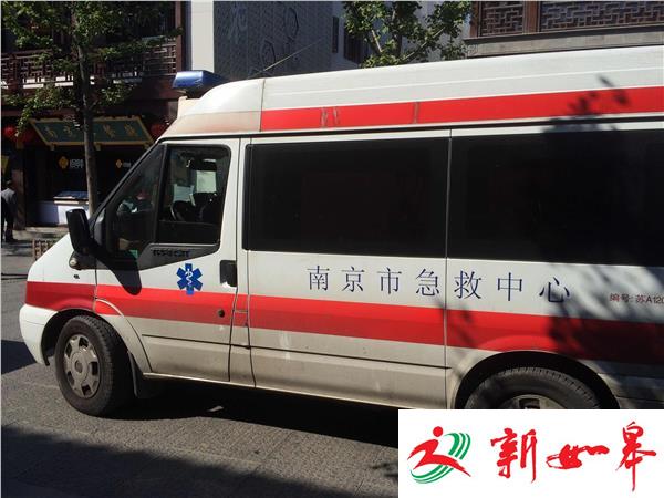 夫子庙一游客突然晕厥 两同伴掐人中摁虎口-雉水网