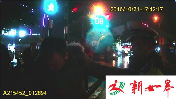 男子骑车逆行抗拒民警处罚 最终态度来了一个360大转弯-雉水网